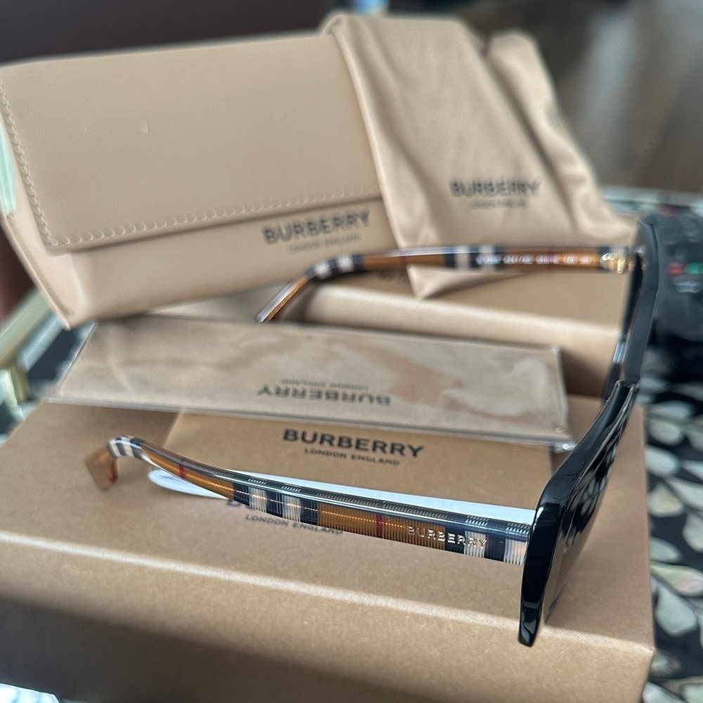 Burberry Black Sunglasses B 4366 - Picture 4 of 7